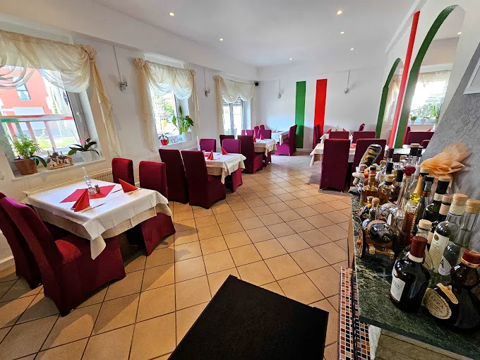 Gastraum im Ristorante Italia mit gedeckten Tischen
